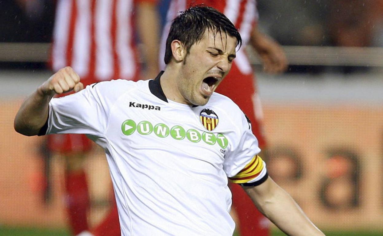 David Villa celebra un gol durante su época en el Valencia. 