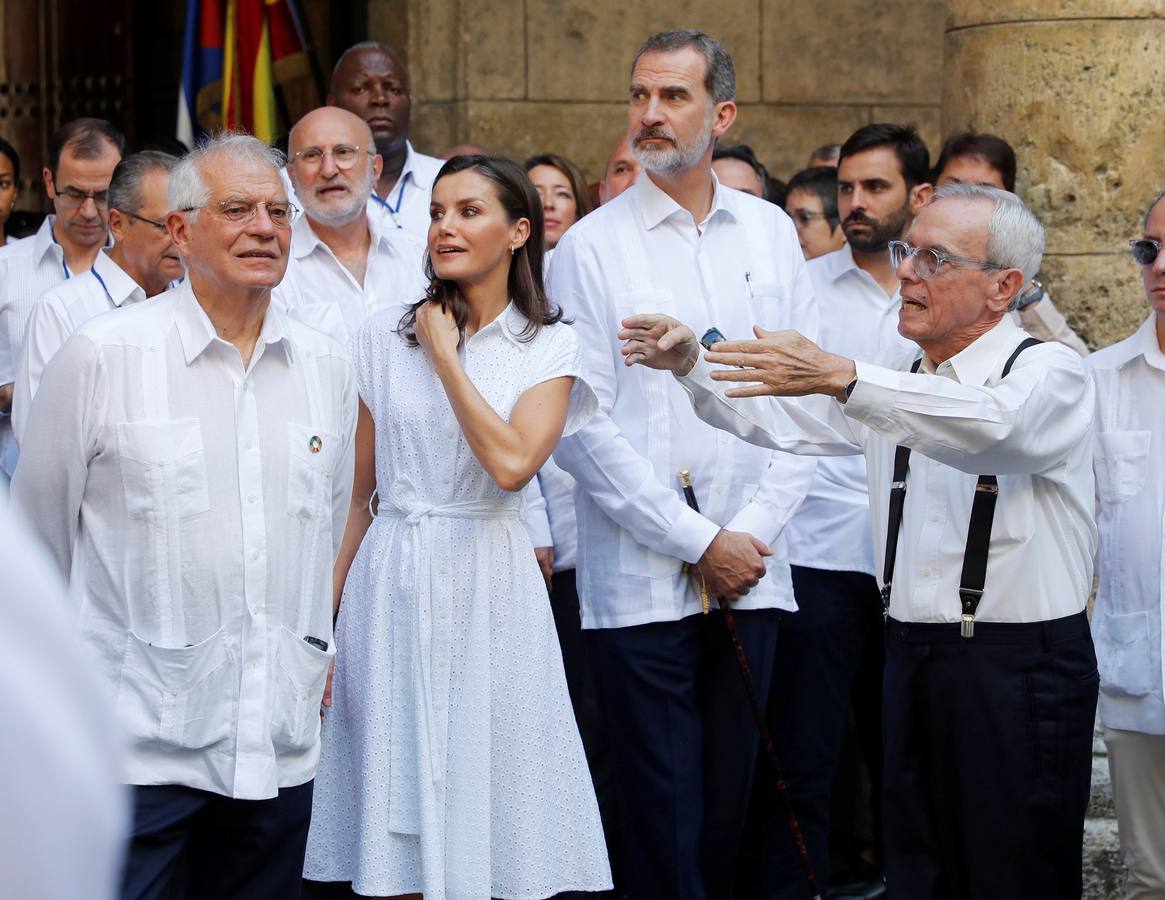 Felipe VI y doña Letizia se pasean por la Habana vieja durante el viaje oficial