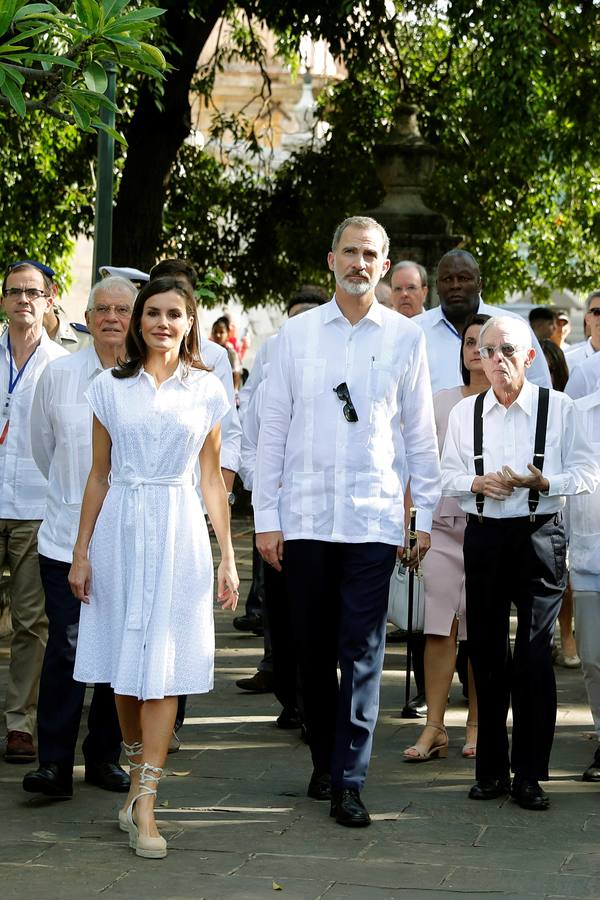 Felipe VI y doña Letizia se pasean por la Habana vieja durante el viaje oficial