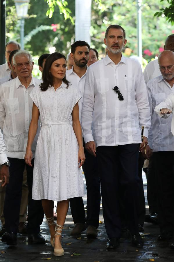 Felipe VI y doña Letizia se pasean por la Habana vieja durante el viaje oficial