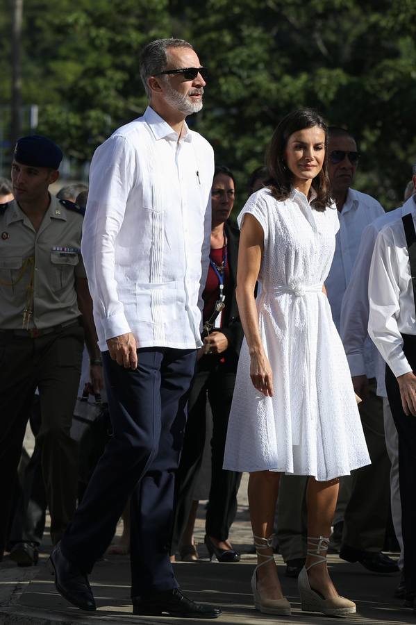 Felipe VI y doña Letizia se pasean por la Habana vieja durante el viaje oficial