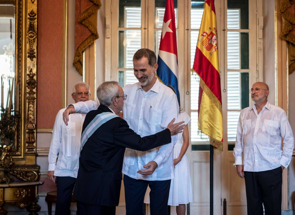 Felipe VI y doña Letizia se pasean por la Habana vieja durante el viaje oficial