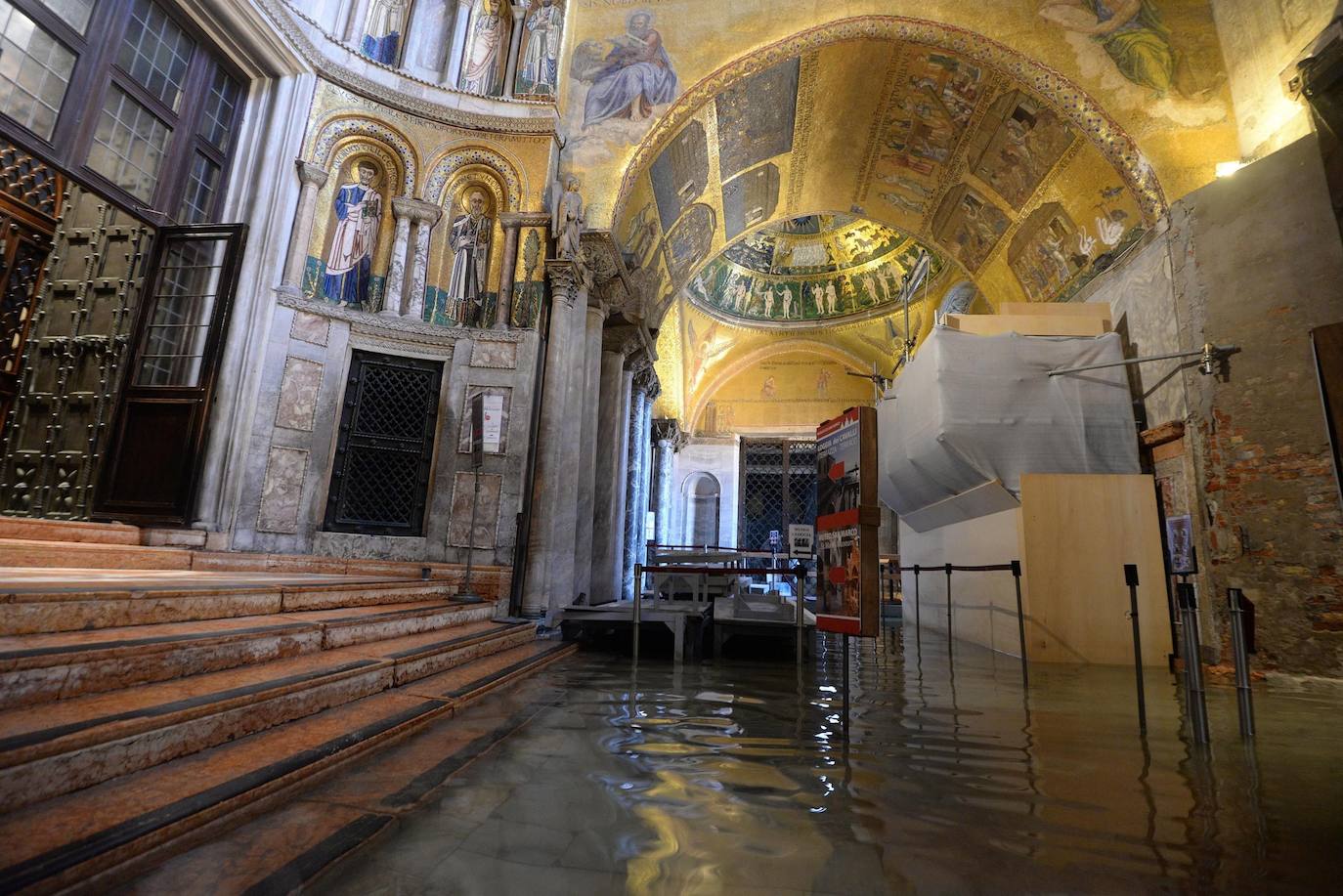 La ciudad italiana registra una «acqua alta» histórica y la basílica de San Marcos sufre graves daños durante una marea excepcional