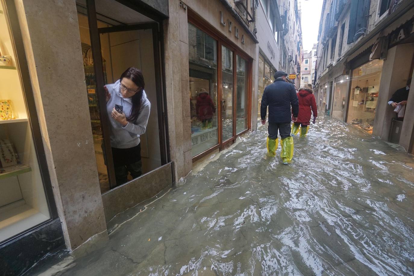 El gobierno italiano decretó este jueves el estado de emergencia en Venecia tras las excepcionales mareas altas que causaron hace dos días incalculables daños al patrimonio artístico e inmueble de una de las joyas arquitectónicas del viejo continente. Con esa medida se pueden reactivar los servicios públicos y privados hasta ahora casi paralizados ante la catástrofe. Los daños ascienden a «cientos de millones de euros» y el decreto liberará fondos inmediatos para indemnizar a la población. Venecia sigue colapsada y se prepara para otros episodios de marea alta, lo que convenció al gobierno de decretar el estado de emergencia. Las previsiones del centro de mareas local anticipan para el viernes un pico importante, de 145 centímetros, hacia las 11H20 local (10h20 GMT) con lluvias y vientos fuertes.