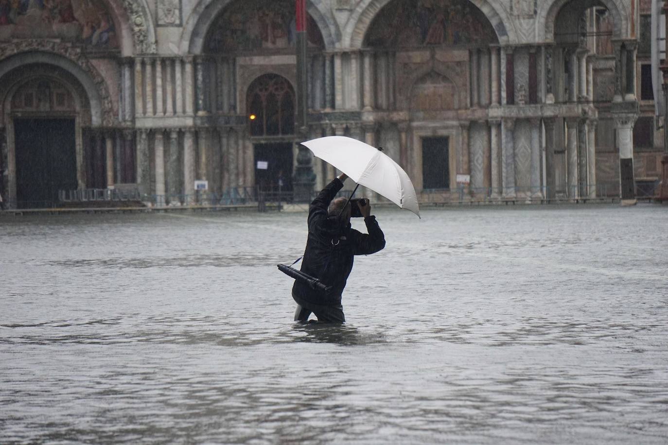 El gobierno italiano decretó este jueves el estado de emergencia en Venecia tras las excepcionales mareas altas que causaron hace dos días incalculables daños al patrimonio artístico e inmueble de una de las joyas arquitectónicas del viejo continente. Con esa medida se pueden reactivar los servicios públicos y privados hasta ahora casi paralizados ante la catástrofe. Los daños ascienden a «cientos de millones de euros» y el decreto liberará fondos inmediatos para indemnizar a la población. Venecia sigue colapsada y se prepara para otros episodios de marea alta, lo que convenció al gobierno de decretar el estado de emergencia. Las previsiones del centro de mareas local anticipan para el viernes un pico importante, de 145 centímetros, hacia las 11H20 local (10h20 GMT) con lluvias y vientos fuertes.