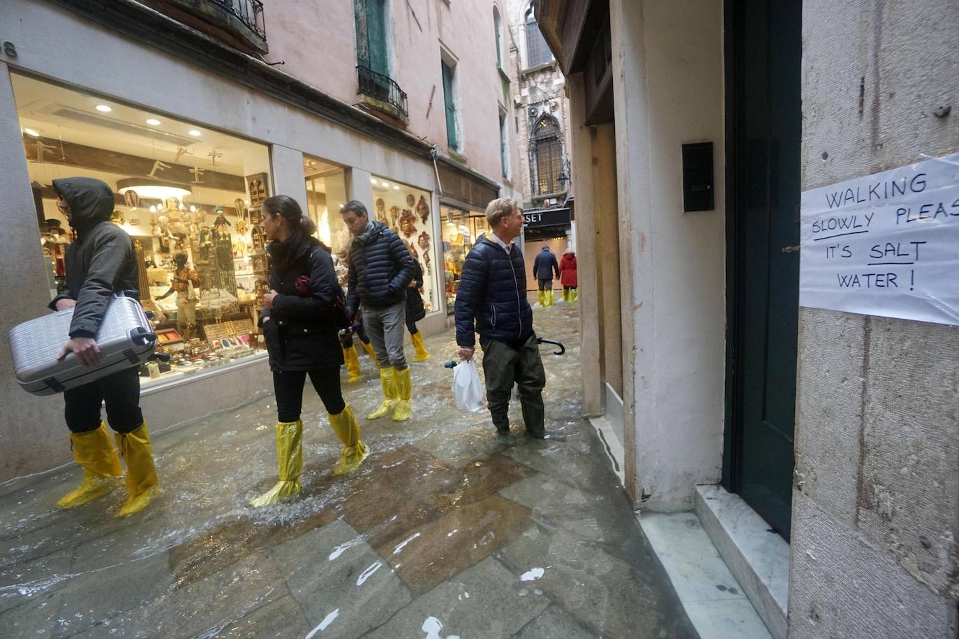 El gobierno italiano decretó este jueves el estado de emergencia en Venecia tras las excepcionales mareas altas que causaron hace dos días incalculables daños al patrimonio artístico e inmueble de una de las joyas arquitectónicas del viejo continente. Con esa medida se pueden reactivar los servicios públicos y privados hasta ahora casi paralizados ante la catástrofe. Los daños ascienden a «cientos de millones de euros» y el decreto liberará fondos inmediatos para indemnizar a la población. Venecia sigue colapsada y se prepara para otros episodios de marea alta, lo que convenció al gobierno de decretar el estado de emergencia. Las previsiones del centro de mareas local anticipan para el viernes un pico importante, de 145 centímetros, hacia las 11H20 local (10h20 GMT) con lluvias y vientos fuertes.