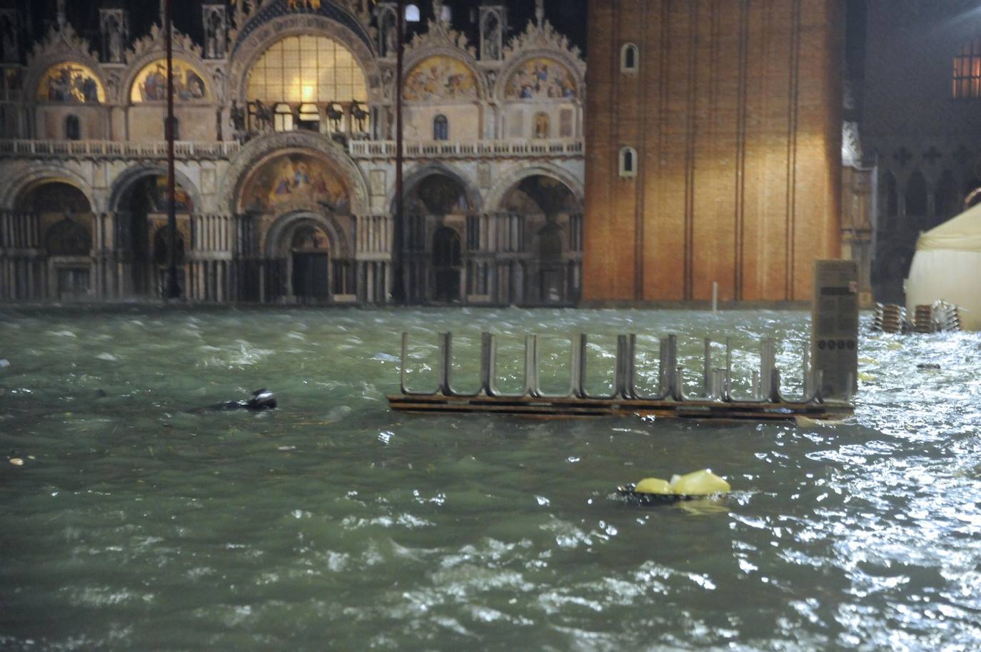 El gobierno italiano decretó este jueves el estado de emergencia en Venecia tras las excepcionales mareas altas que causaron hace dos días incalculables daños al patrimonio artístico e inmueble de una de las joyas arquitectónicas del viejo continente. Con esa medida se pueden reactivar los servicios públicos y privados hasta ahora casi paralizados ante la catástrofe. Los daños ascienden a «cientos de millones de euros» y el decreto liberará fondos inmediatos para indemnizar a la población. Venecia sigue colapsada y se prepara para otros episodios de marea alta, lo que convenció al gobierno de decretar el estado de emergencia. Las previsiones del centro de mareas local anticipan para el viernes un pico importante, de 145 centímetros, hacia las 11H20 local (10h20 GMT) con lluvias y vientos fuertes.