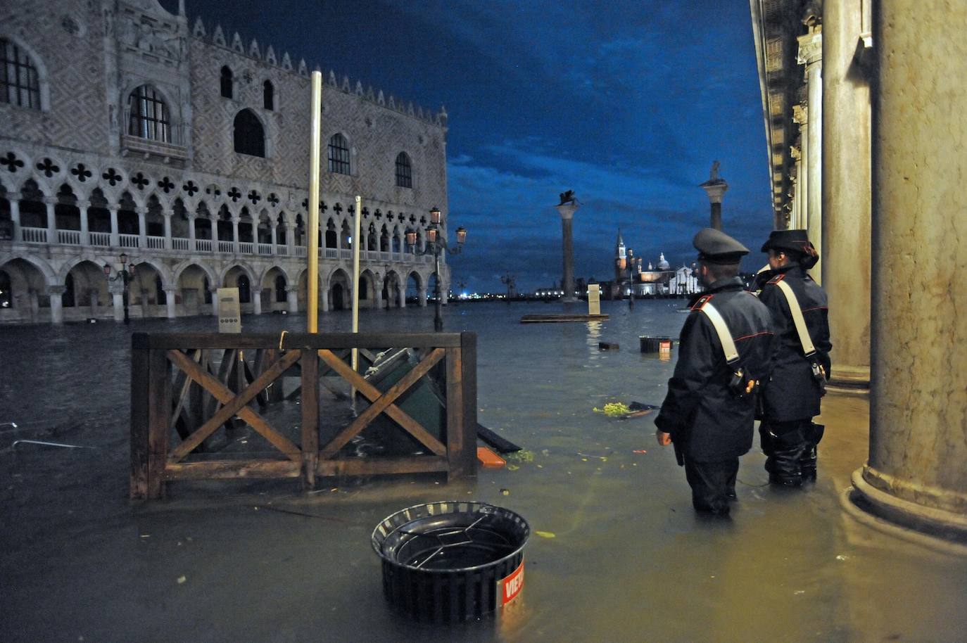 El gobierno italiano decretó este jueves el estado de emergencia en Venecia tras las excepcionales mareas altas que causaron hace dos días incalculables daños al patrimonio artístico e inmueble de una de las joyas arquitectónicas del viejo continente. Con esa medida se pueden reactivar los servicios públicos y privados hasta ahora casi paralizados ante la catástrofe. Los daños ascienden a «cientos de millones de euros» y el decreto liberará fondos inmediatos para indemnizar a la población. Venecia sigue colapsada y se prepara para otros episodios de marea alta, lo que convenció al gobierno de decretar el estado de emergencia. Las previsiones del centro de mareas local anticipan para el viernes un pico importante, de 145 centímetros, hacia las 11H20 local (10h20 GMT) con lluvias y vientos fuertes.