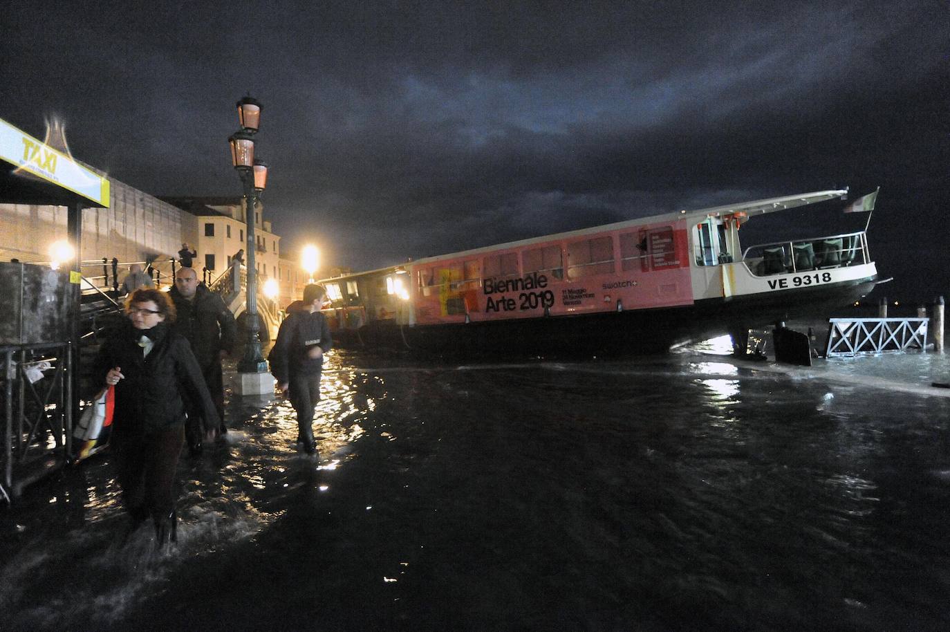 El gobierno italiano decretó este jueves el estado de emergencia en Venecia tras las excepcionales mareas altas que causaron hace dos días incalculables daños al patrimonio artístico e inmueble de una de las joyas arquitectónicas del viejo continente. Con esa medida se pueden reactivar los servicios públicos y privados hasta ahora casi paralizados ante la catástrofe. Los daños ascienden a «cientos de millones de euros» y el decreto liberará fondos inmediatos para indemnizar a la población. Venecia sigue colapsada y se prepara para otros episodios de marea alta, lo que convenció al gobierno de decretar el estado de emergencia. Las previsiones del centro de mareas local anticipan para el viernes un pico importante, de 145 centímetros, hacia las 11H20 local (10h20 GMT) con lluvias y vientos fuertes.