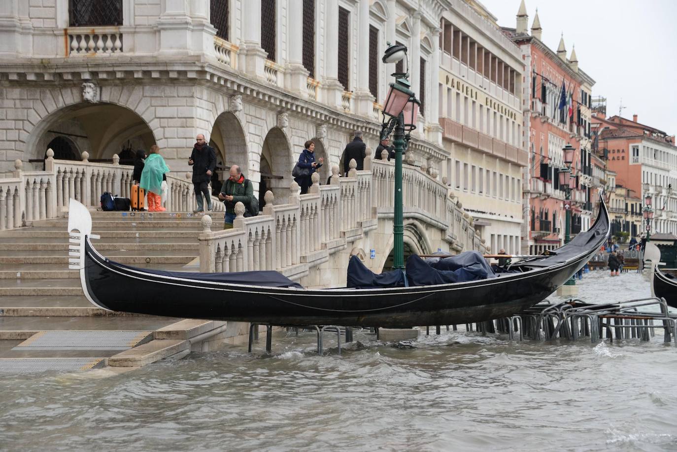 El gobierno italiano decretó este jueves el estado de emergencia en Venecia tras las excepcionales mareas altas que causaron hace dos días incalculables daños al patrimonio artístico e inmueble de una de las joyas arquitectónicas del viejo continente. Con esa medida se pueden reactivar los servicios públicos y privados hasta ahora casi paralizados ante la catástrofe. Los daños ascienden a «cientos de millones de euros» y el decreto liberará fondos inmediatos para indemnizar a la población. Venecia sigue colapsada y se prepara para otros episodios de marea alta, lo que convenció al gobierno de decretar el estado de emergencia. Las previsiones del centro de mareas local anticipan para el viernes un pico importante, de 145 centímetros, hacia las 11H20 local (10h20 GMT) con lluvias y vientos fuertes.