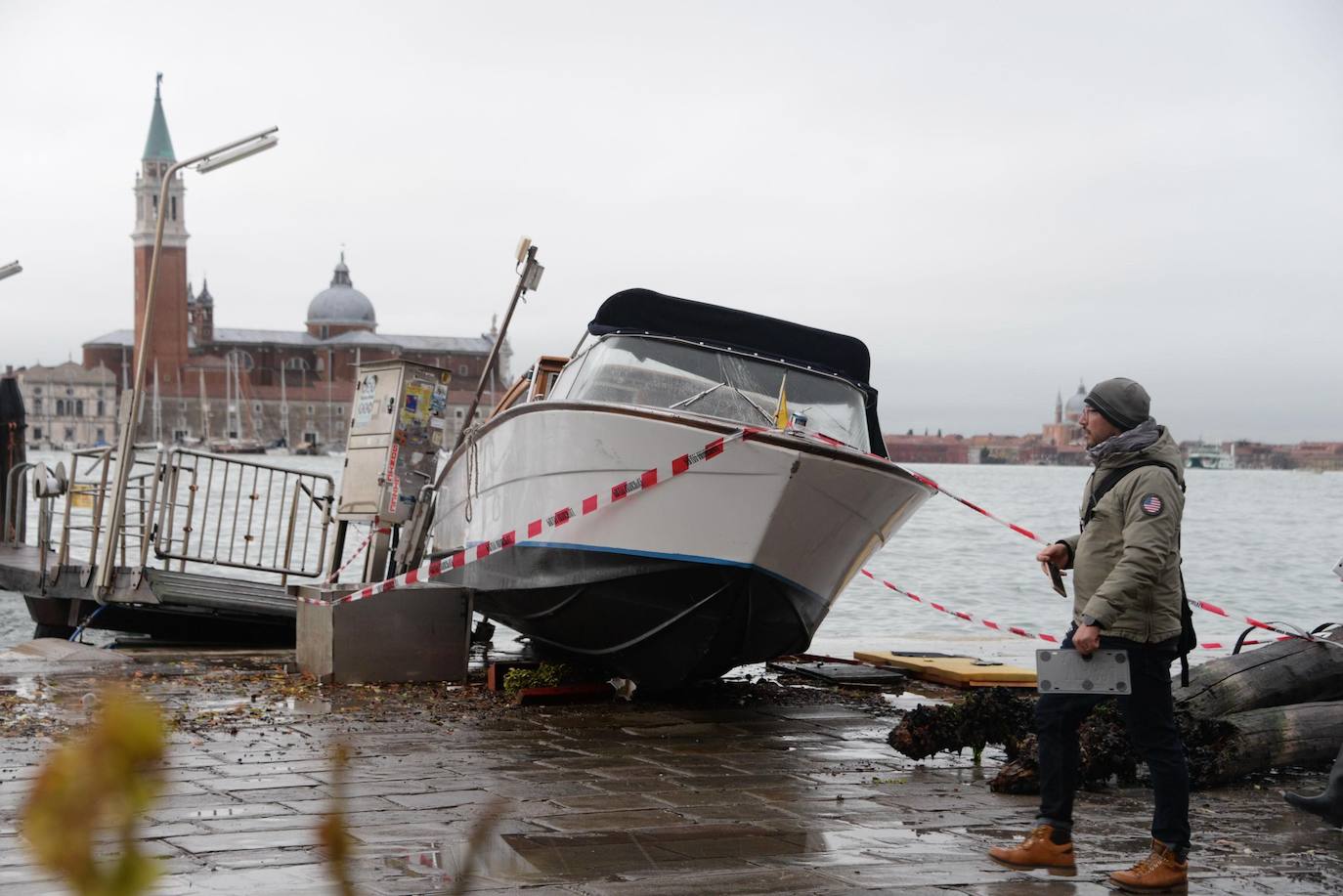 El gobierno italiano decretó este jueves el estado de emergencia en Venecia tras las excepcionales mareas altas que causaron hace dos días incalculables daños al patrimonio artístico e inmueble de una de las joyas arquitectónicas del viejo continente. Con esa medida se pueden reactivar los servicios públicos y privados hasta ahora casi paralizados ante la catástrofe. Los daños ascienden a «cientos de millones de euros» y el decreto liberará fondos inmediatos para indemnizar a la población. Venecia sigue colapsada y se prepara para otros episodios de marea alta, lo que convenció al gobierno de decretar el estado de emergencia. Las previsiones del centro de mareas local anticipan para el viernes un pico importante, de 145 centímetros, hacia las 11H20 local (10h20 GMT) con lluvias y vientos fuertes.