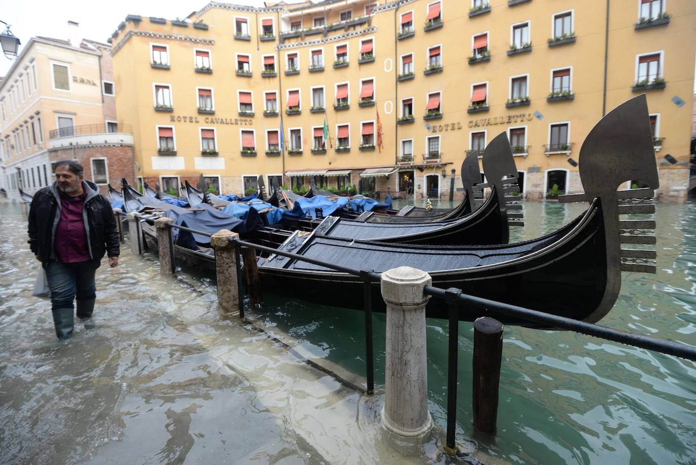 El gobierno italiano decretó este jueves el estado de emergencia en Venecia tras las excepcionales mareas altas que causaron hace dos días incalculables daños al patrimonio artístico e inmueble de una de las joyas arquitectónicas del viejo continente. Con esa medida se pueden reactivar los servicios públicos y privados hasta ahora casi paralizados ante la catástrofe. Los daños ascienden a «cientos de millones de euros» y el decreto liberará fondos inmediatos para indemnizar a la población. Venecia sigue colapsada y se prepara para otros episodios de marea alta, lo que convenció al gobierno de decretar el estado de emergencia. Las previsiones del centro de mareas local anticipan para el viernes un pico importante, de 145 centímetros, hacia las 11H20 local (10h20 GMT) con lluvias y vientos fuertes.