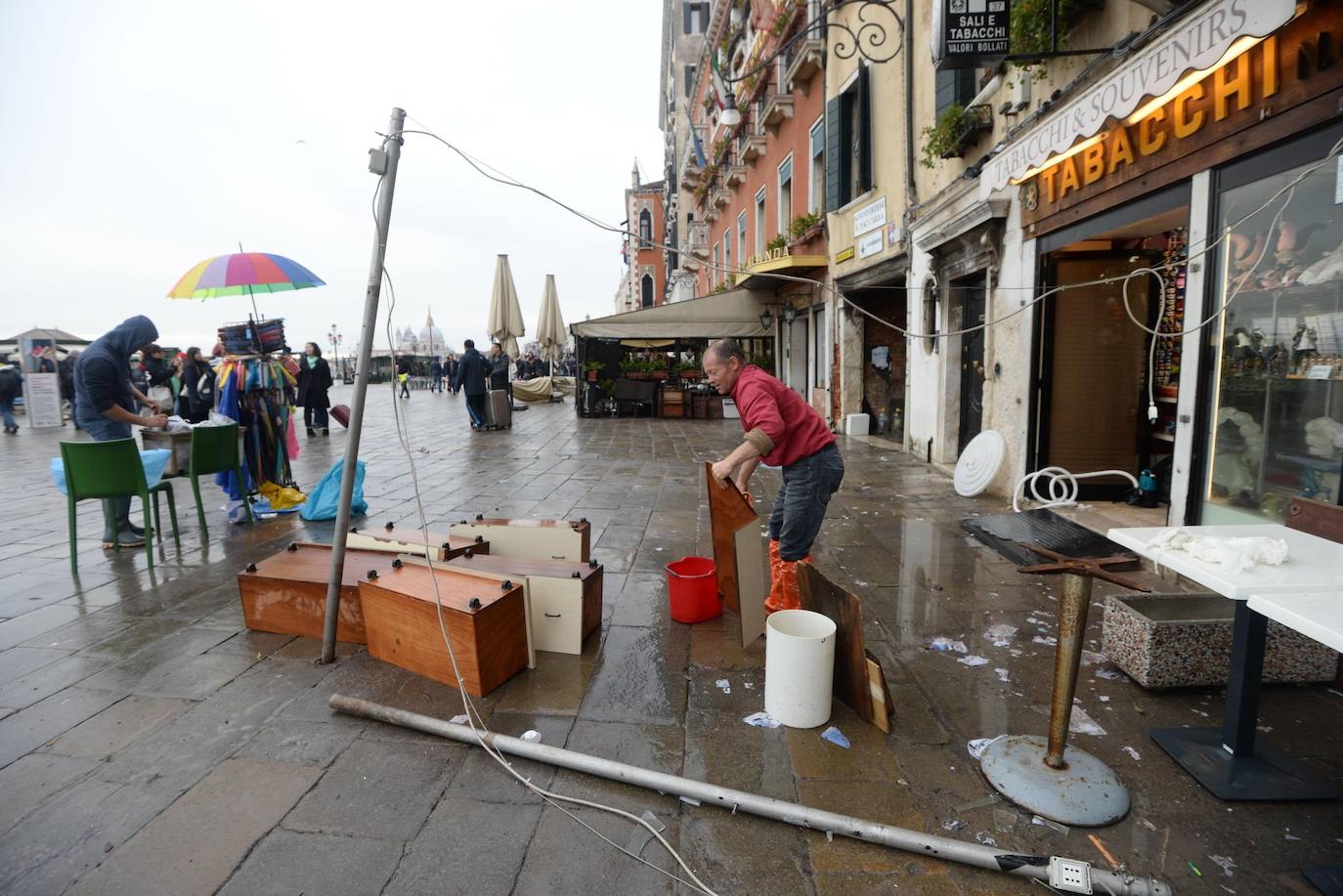 El gobierno italiano decretó este jueves el estado de emergencia en Venecia tras las excepcionales mareas altas que causaron hace dos días incalculables daños al patrimonio artístico e inmueble de una de las joyas arquitectónicas del viejo continente. Con esa medida se pueden reactivar los servicios públicos y privados hasta ahora casi paralizados ante la catástrofe. Los daños ascienden a «cientos de millones de euros» y el decreto liberará fondos inmediatos para indemnizar a la población. Venecia sigue colapsada y se prepara para otros episodios de marea alta, lo que convenció al gobierno de decretar el estado de emergencia. Las previsiones del centro de mareas local anticipan para el viernes un pico importante, de 145 centímetros, hacia las 11H20 local (10h20 GMT) con lluvias y vientos fuertes.