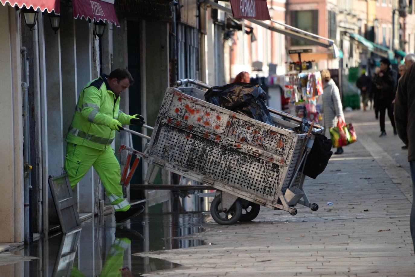 El gobierno italiano decretó este jueves el estado de emergencia en Venecia tras las excepcionales mareas altas que causaron hace dos días incalculables daños al patrimonio artístico e inmueble de una de las joyas arquitectónicas del viejo continente. Con esa medida se pueden reactivar los servicios públicos y privados hasta ahora casi paralizados ante la catástrofe. Los daños ascienden a «cientos de millones de euros» y el decreto liberará fondos inmediatos para indemnizar a la población. Venecia sigue colapsada y se prepara para otros episodios de marea alta, lo que convenció al gobierno de decretar el estado de emergencia. Las previsiones del centro de mareas local anticipan para el viernes un pico importante, de 145 centímetros, hacia las 11H20 local (10h20 GMT) con lluvias y vientos fuertes.