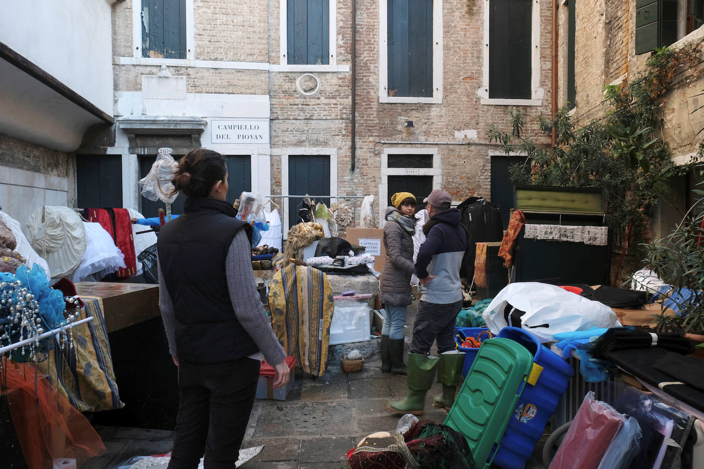 El gobierno italiano decretó este jueves el estado de emergencia en Venecia tras las excepcionales mareas altas que causaron hace dos días incalculables daños al patrimonio artístico e inmueble de una de las joyas arquitectónicas del viejo continente. Con esa medida se pueden reactivar los servicios públicos y privados hasta ahora casi paralizados ante la catástrofe. Los daños ascienden a «cientos de millones de euros» y el decreto liberará fondos inmediatos para indemnizar a la población. Venecia sigue colapsada y se prepara para otros episodios de marea alta, lo que convenció al gobierno de decretar el estado de emergencia. Las previsiones del centro de mareas local anticipan para el viernes un pico importante, de 145 centímetros, hacia las 11H20 local (10h20 GMT) con lluvias y vientos fuertes.