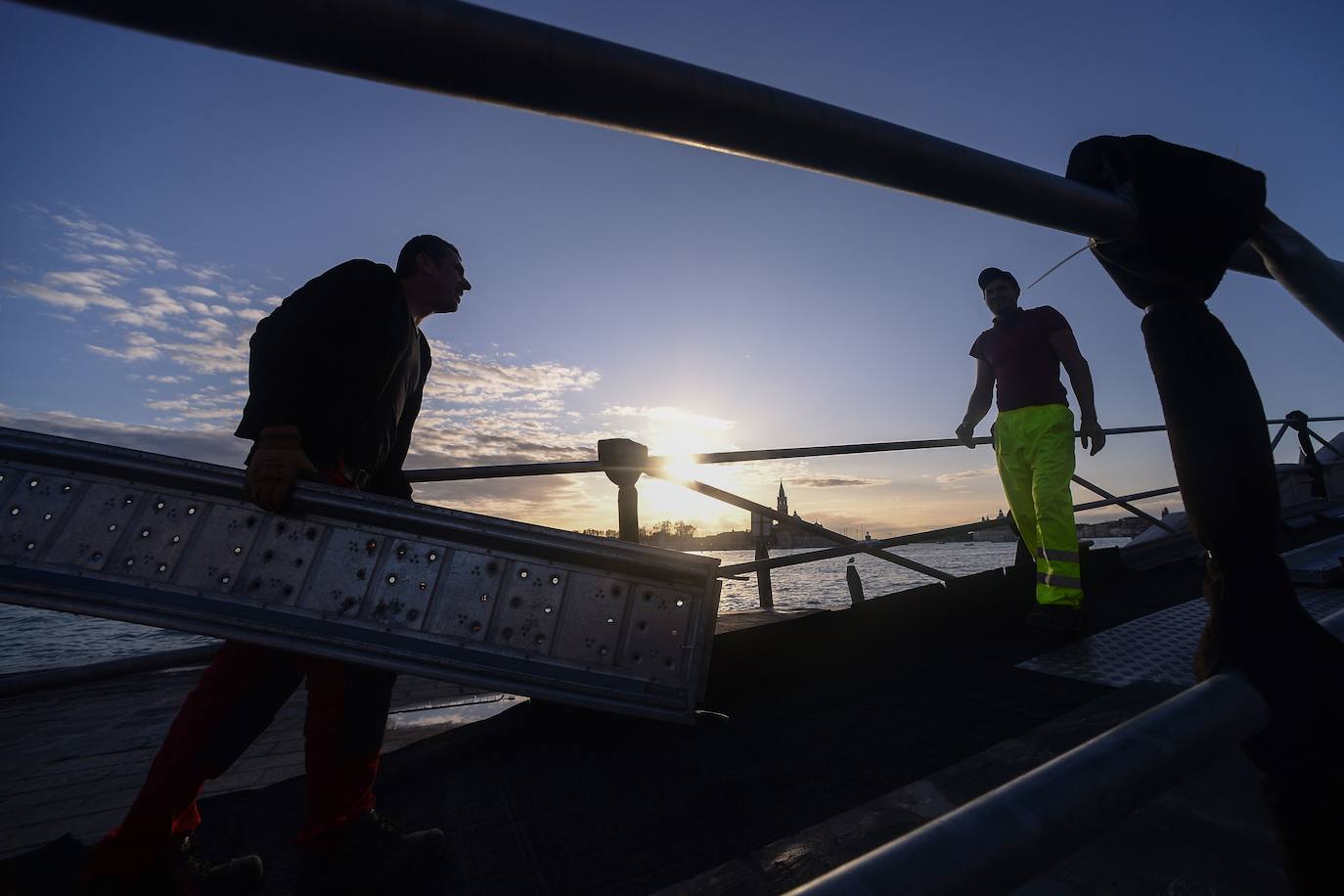 El gobierno italiano decretó este jueves el estado de emergencia en Venecia tras las excepcionales mareas altas que causaron hace dos días incalculables daños al patrimonio artístico e inmueble de una de las joyas arquitectónicas del viejo continente. Con esa medida se pueden reactivar los servicios públicos y privados hasta ahora casi paralizados ante la catástrofe. Los daños ascienden a «cientos de millones de euros» y el decreto liberará fondos inmediatos para indemnizar a la población. Venecia sigue colapsada y se prepara para otros episodios de marea alta, lo que convenció al gobierno de decretar el estado de emergencia. Las previsiones del centro de mareas local anticipan para el viernes un pico importante, de 145 centímetros, hacia las 11H20 local (10h20 GMT) con lluvias y vientos fuertes.