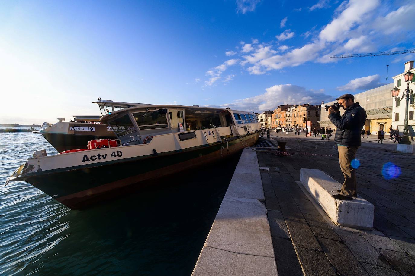 El gobierno italiano decretó este jueves el estado de emergencia en Venecia tras las excepcionales mareas altas que causaron hace dos días incalculables daños al patrimonio artístico e inmueble de una de las joyas arquitectónicas del viejo continente. Con esa medida se pueden reactivar los servicios públicos y privados hasta ahora casi paralizados ante la catástrofe. Los daños ascienden a «cientos de millones de euros» y el decreto liberará fondos inmediatos para indemnizar a la población. Venecia sigue colapsada y se prepara para otros episodios de marea alta, lo que convenció al gobierno de decretar el estado de emergencia. Las previsiones del centro de mareas local anticipan para el viernes un pico importante, de 145 centímetros, hacia las 11H20 local (10h20 GMT) con lluvias y vientos fuertes.