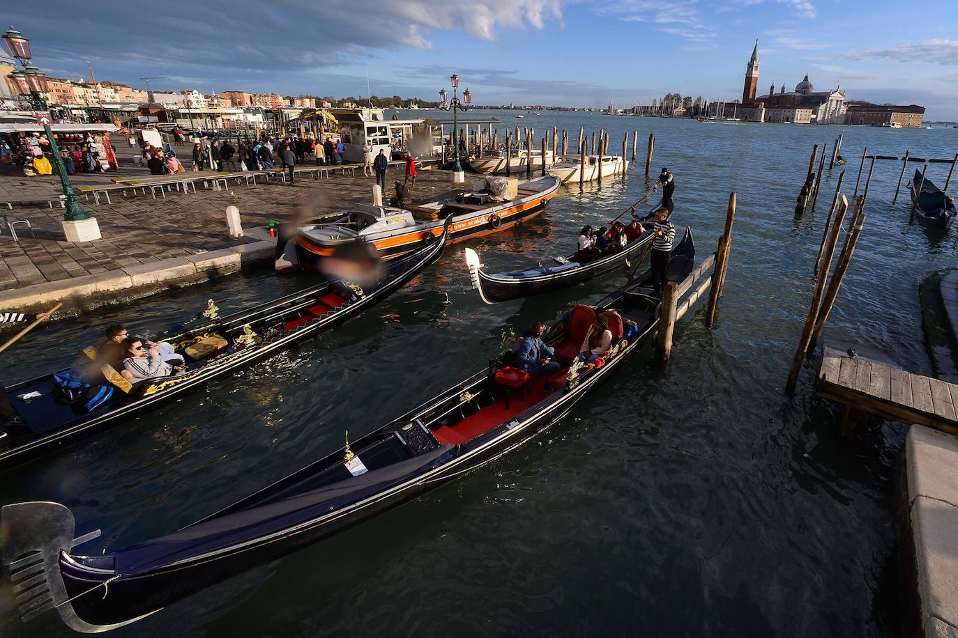 El gobierno italiano decretó este jueves el estado de emergencia en Venecia tras las excepcionales mareas altas que causaron hace dos días incalculables daños al patrimonio artístico e inmueble de una de las joyas arquitectónicas del viejo continente. Con esa medida se pueden reactivar los servicios públicos y privados hasta ahora casi paralizados ante la catástrofe. Los daños ascienden a «cientos de millones de euros» y el decreto liberará fondos inmediatos para indemnizar a la población. Venecia sigue colapsada y se prepara para otros episodios de marea alta, lo que convenció al gobierno de decretar el estado de emergencia. Las previsiones del centro de mareas local anticipan para el viernes un pico importante, de 145 centímetros, hacia las 11H20 local (10h20 GMT) con lluvias y vientos fuertes.