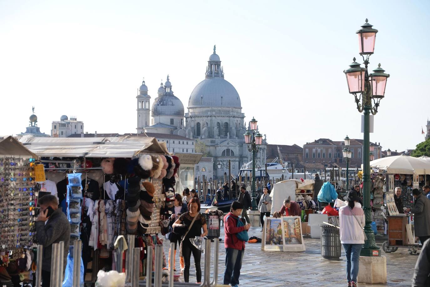 El gobierno italiano decretó este jueves el estado de emergencia en Venecia tras las excepcionales mareas altas que causaron hace dos días incalculables daños al patrimonio artístico e inmueble de una de las joyas arquitectónicas del viejo continente. Con esa medida se pueden reactivar los servicios públicos y privados hasta ahora casi paralizados ante la catástrofe. Los daños ascienden a «cientos de millones de euros» y el decreto liberará fondos inmediatos para indemnizar a la población. Venecia sigue colapsada y se prepara para otros episodios de marea alta, lo que convenció al gobierno de decretar el estado de emergencia. Las previsiones del centro de mareas local anticipan para el viernes un pico importante, de 145 centímetros, hacia las 11H20 local (10h20 GMT) con lluvias y vientos fuertes.