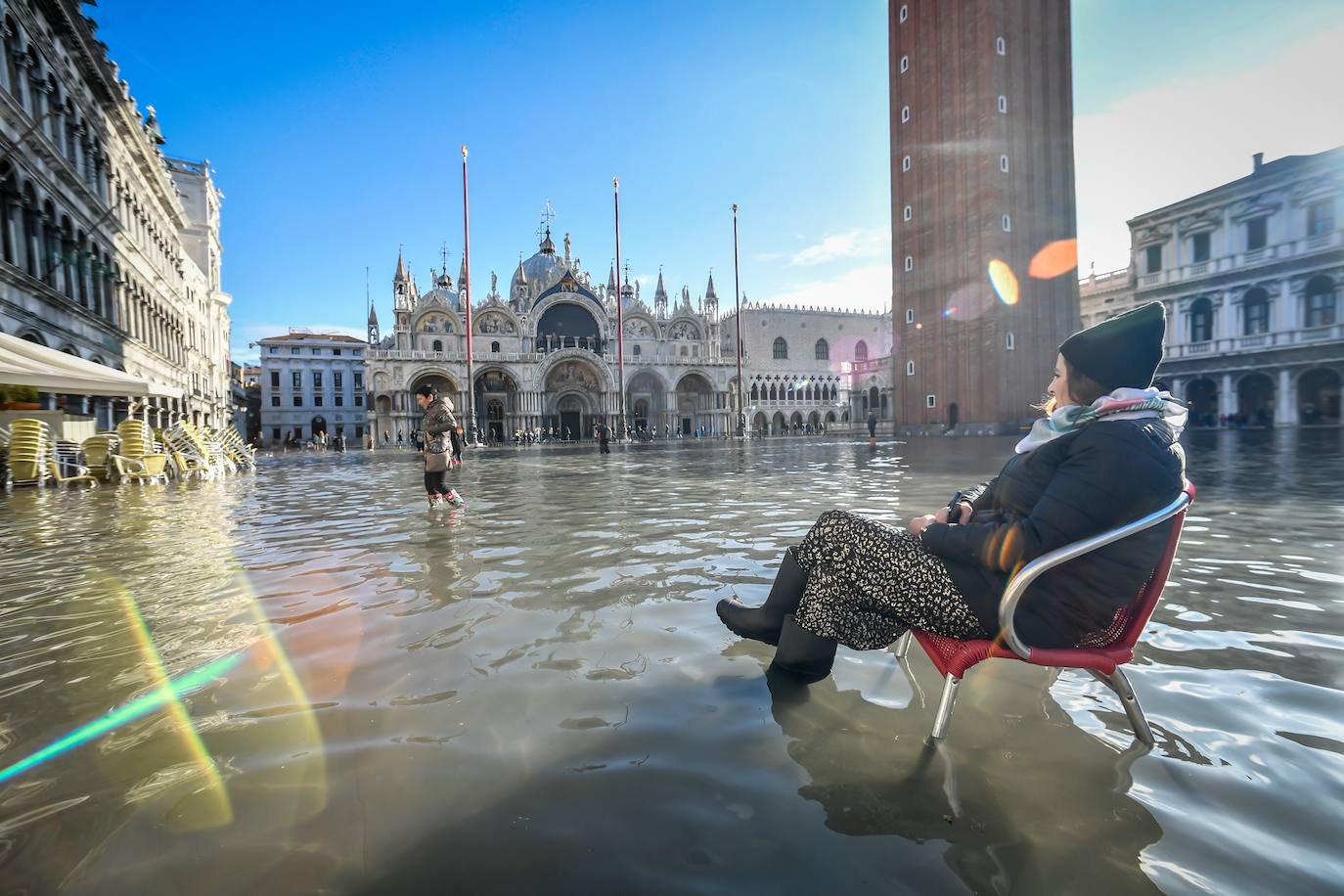 El gobierno italiano decretó este jueves el estado de emergencia en Venecia tras las excepcionales mareas altas que causaron hace dos días incalculables daños al patrimonio artístico e inmueble de una de las joyas arquitectónicas del viejo continente. Con esa medida se pueden reactivar los servicios públicos y privados hasta ahora casi paralizados ante la catástrofe. Los daños ascienden a «cientos de millones de euros» y el decreto liberará fondos inmediatos para indemnizar a la población. Venecia sigue colapsada y se prepara para otros episodios de marea alta, lo que convenció al gobierno de decretar el estado de emergencia. Las previsiones del centro de mareas local anticipan para el viernes un pico importante, de 145 centímetros, hacia las 11H20 local (10h20 GMT) con lluvias y vientos fuertes.