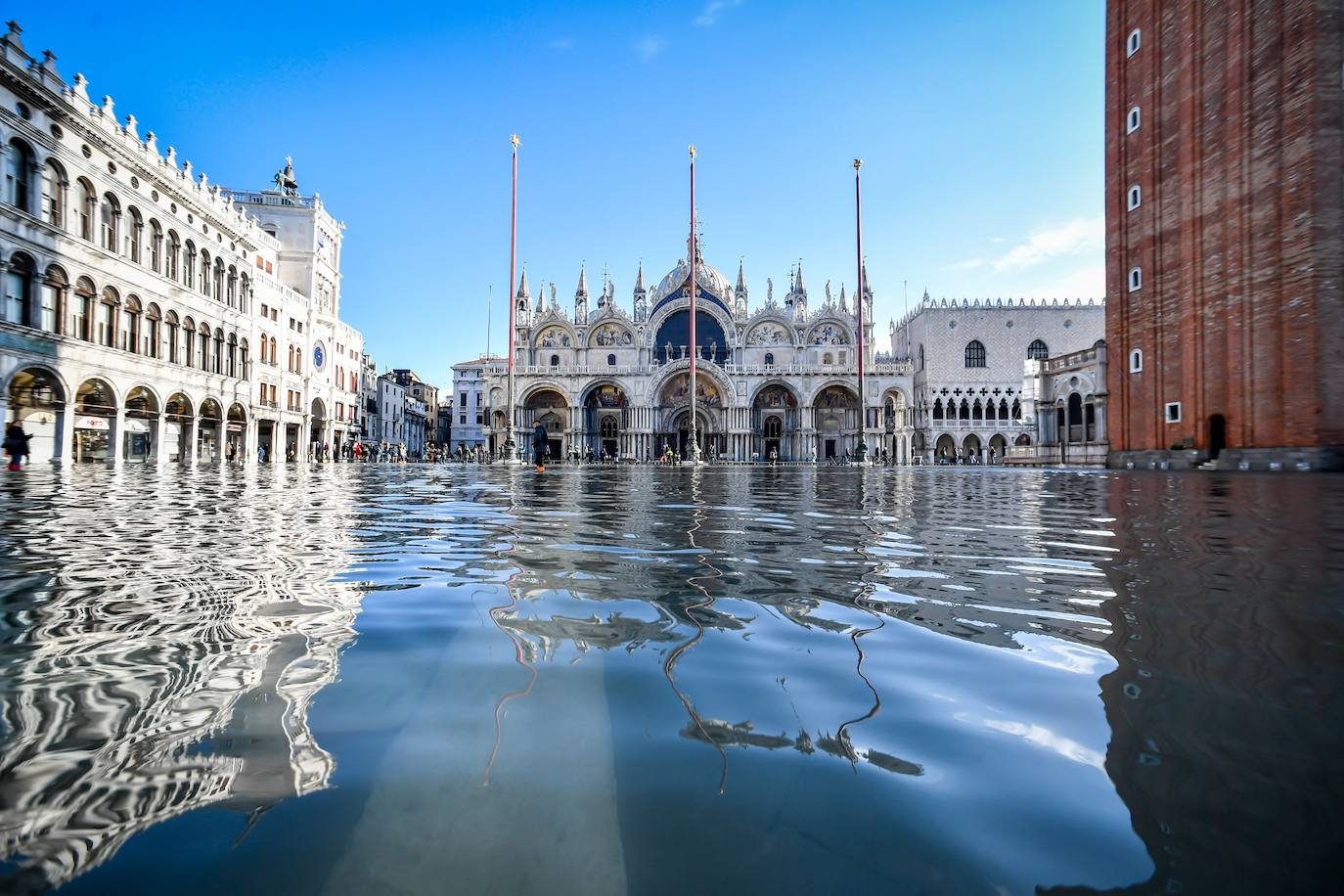 El gobierno italiano decretó este jueves el estado de emergencia en Venecia tras las excepcionales mareas altas que causaron hace dos días incalculables daños al patrimonio artístico e inmueble de una de las joyas arquitectónicas del viejo continente. Con esa medida se pueden reactivar los servicios públicos y privados hasta ahora casi paralizados ante la catástrofe. Los daños ascienden a «cientos de millones de euros» y el decreto liberará fondos inmediatos para indemnizar a la población. Venecia sigue colapsada y se prepara para otros episodios de marea alta, lo que convenció al gobierno de decretar el estado de emergencia. Las previsiones del centro de mareas local anticipan para el viernes un pico importante, de 145 centímetros, hacia las 11H20 local (10h20 GMT) con lluvias y vientos fuertes.