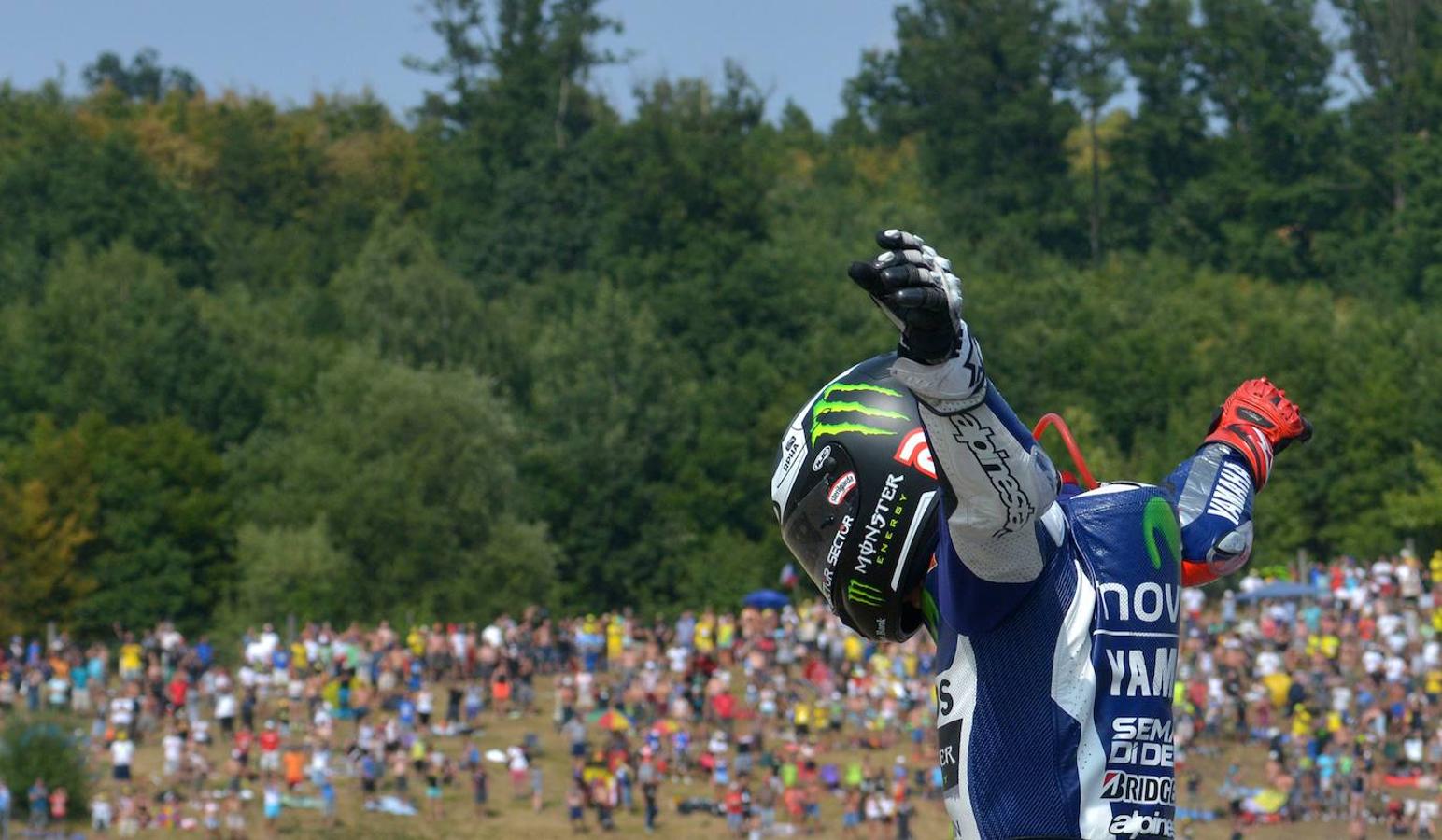 El joven piloto español de Motogp, Jorge Lorenzo, ante el público.