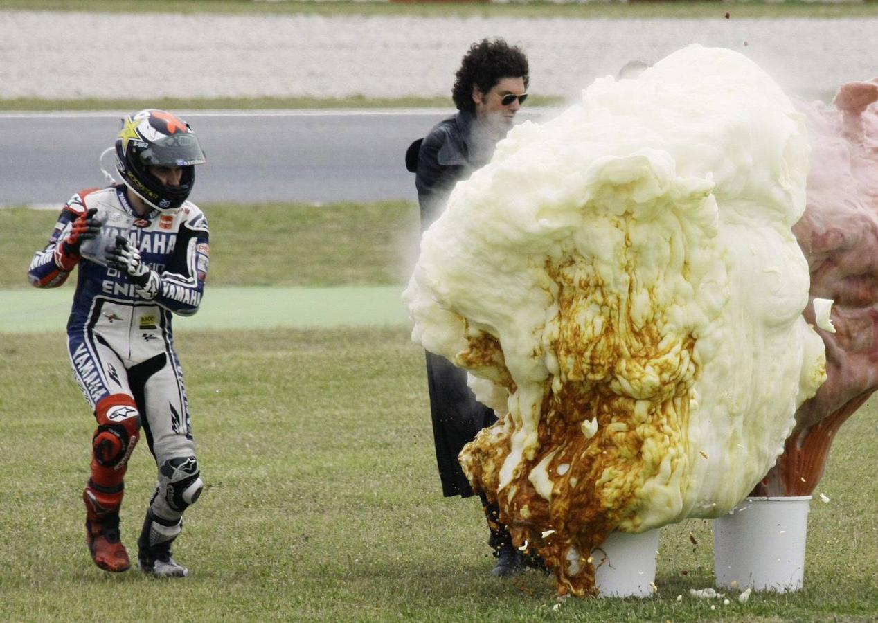 Lorenzo celebró su triunfo en el Gran Premio de Catalunya 2012 con un experimento de Pablo Ibáñez, el hombre de negro del programa de Antena 3 "El Hormiguero".