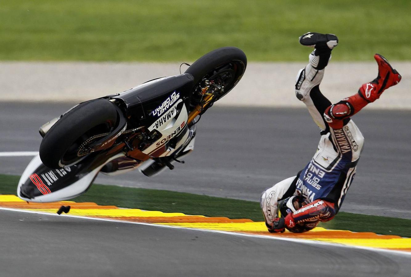 Brutal aterrizaje de Lorenzo sobre el asfalto de Cheste tras salir despedido de su moto en 2012.