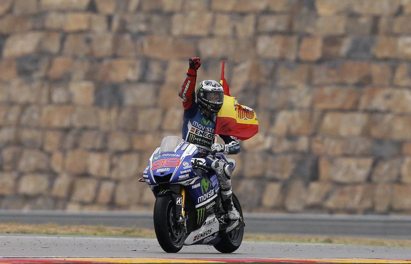 El piloto español de Yamaha, celebra su victoria con una bandera española mientras que recorre en circuto de Alcañiz, del Gran Premio de Aragón de Motogp.