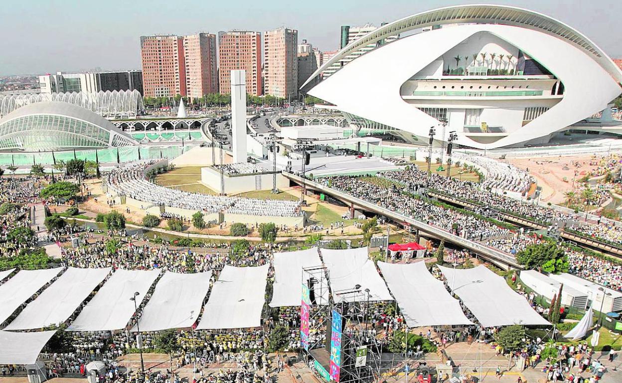 El escenario de la visita del Papa que reunió a miles de fieles. 