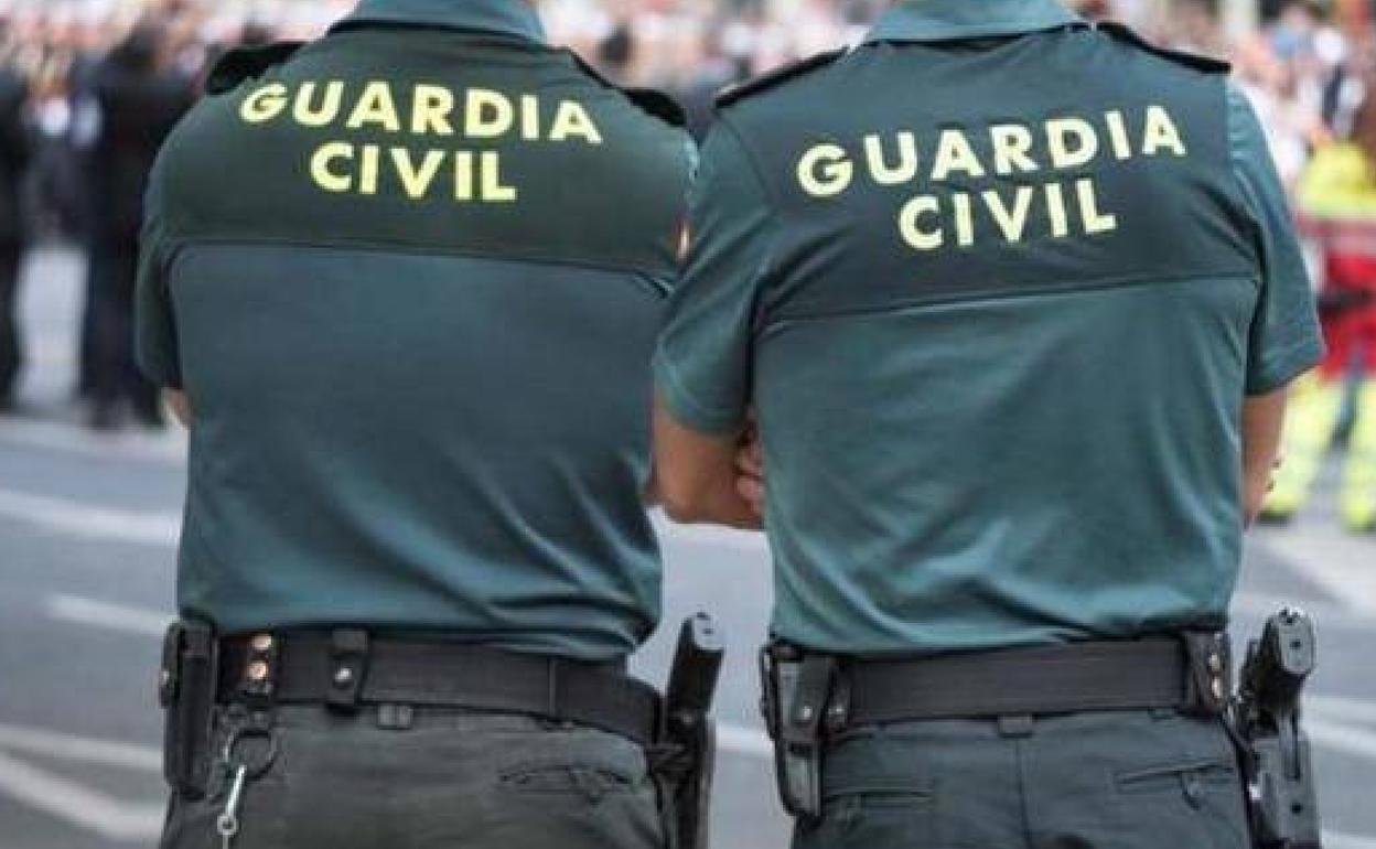 Dos agentes de la Guardia Civil en una imagen de archivo. 