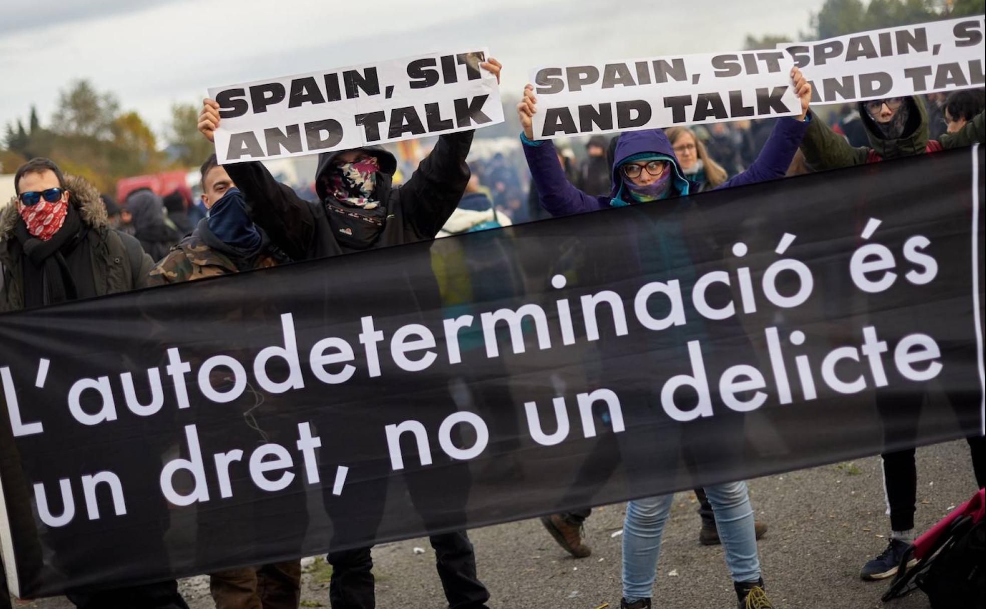 Manifestantes en el corte de la AP-7 en Girona, ayer, antes del desalojo.