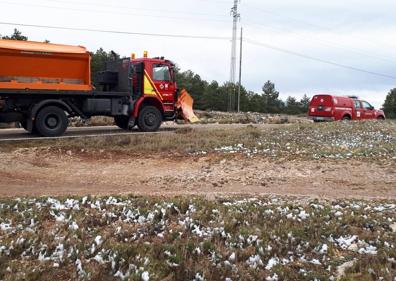 Imagen secundaria 1 - Las máquinas quitanieves se han puesto en marcha para limpiar algunas rutas. 