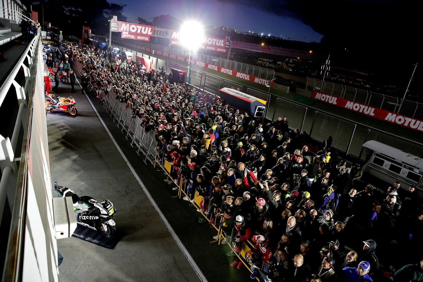 Ambiente en el circuito de Cheste por el Gran Premio de Motociclismo.