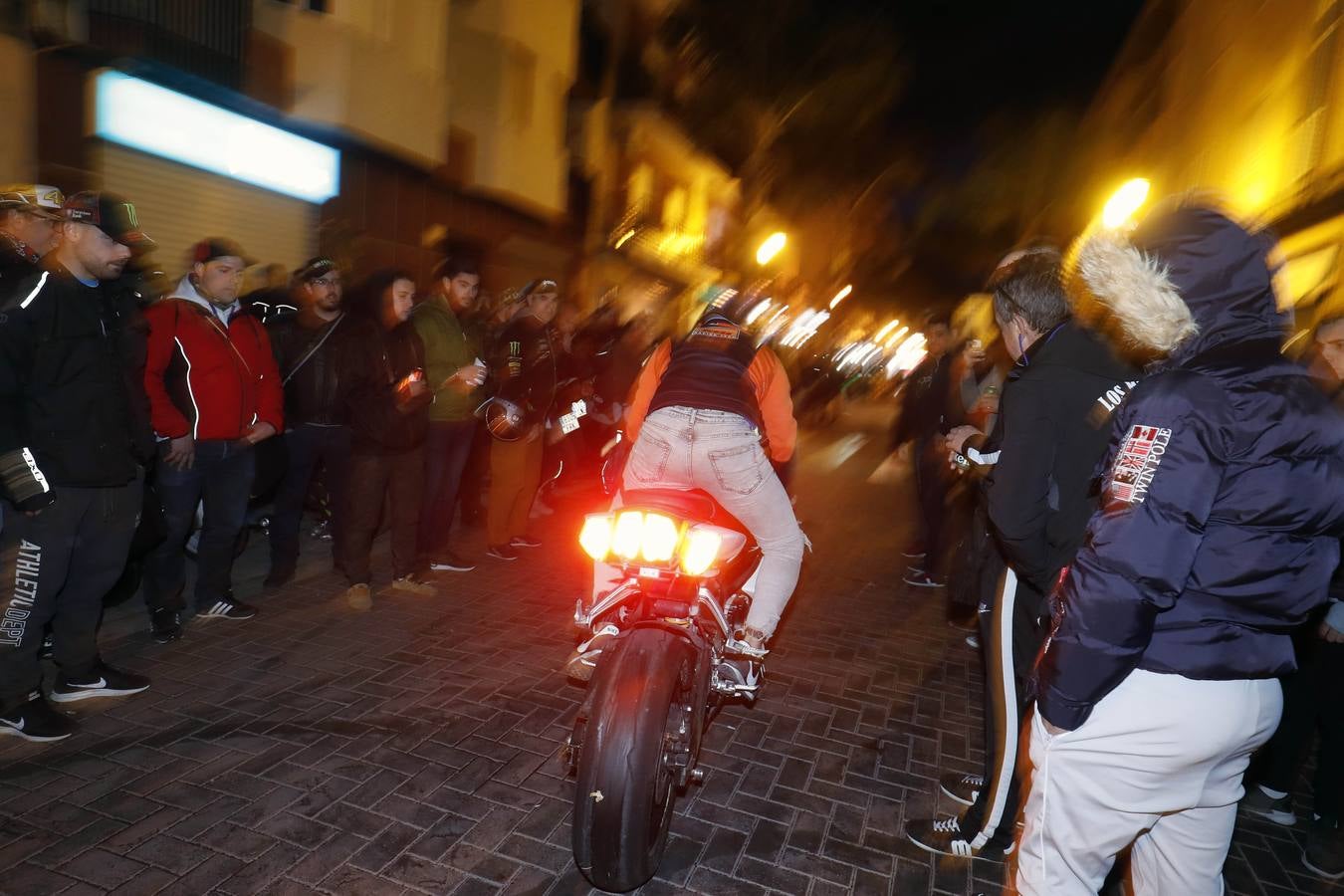 El pueblo se llena de puestos de comida y entretenimiento para moteros y vecinos durante el Gran Premio de la Comunitat.