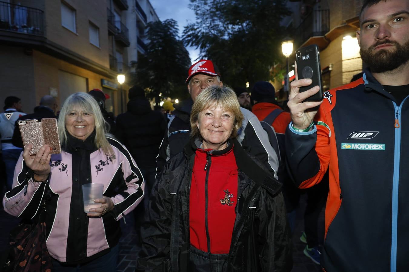 El pueblo se llena de puestos de comida y entretenimiento para moteros y vecinos durante el Gran Premio de la Comunitat.