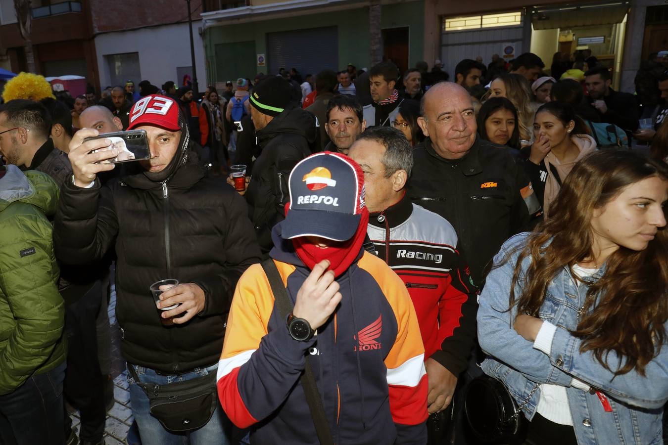 El pueblo se llena de puestos de comida y entretenimiento para moteros y vecinos durante el Gran Premio de la Comunitat.