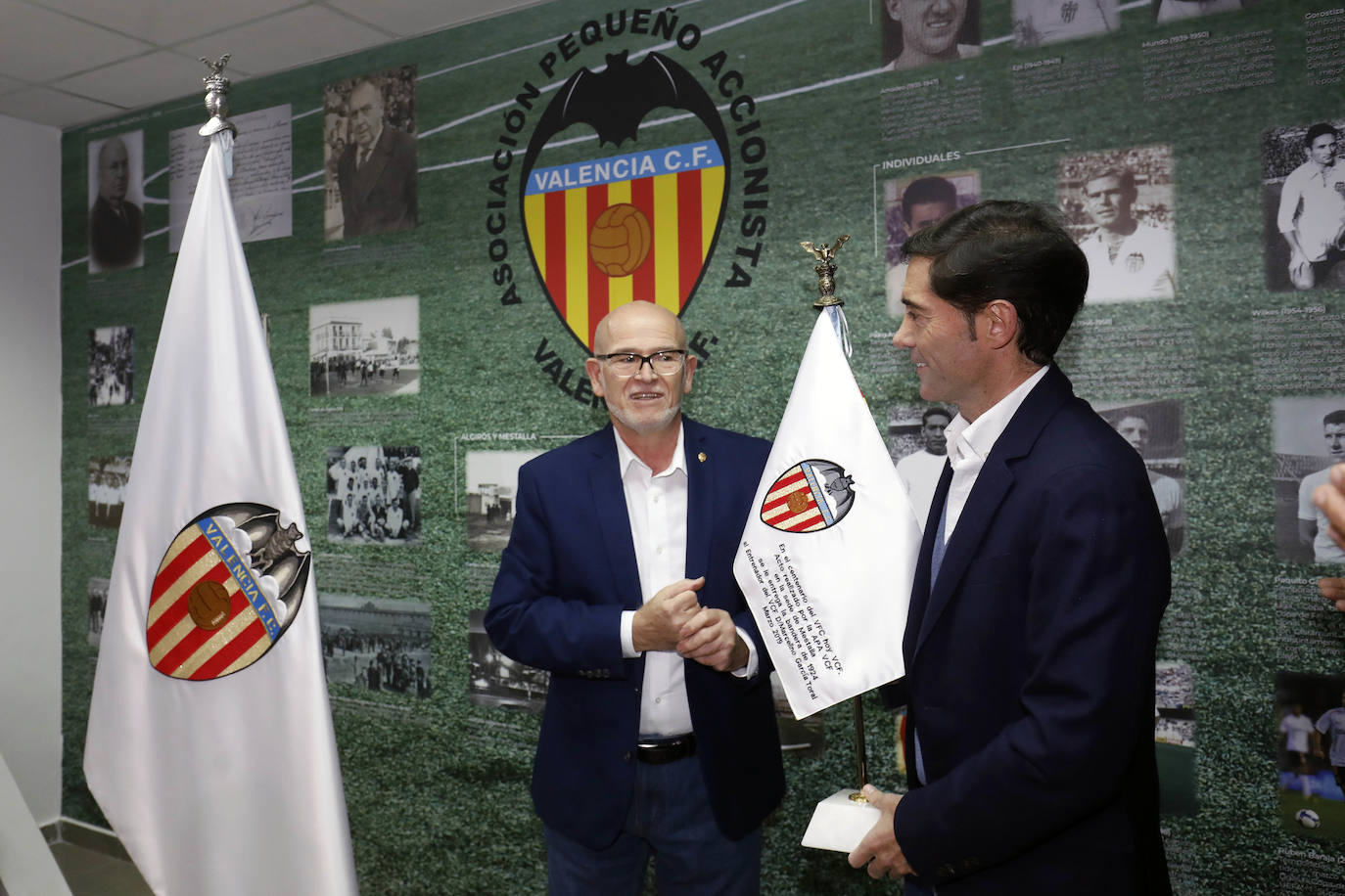 Fotos: Marcelino García Toral recibe la bandera fundacional del Valencia CF