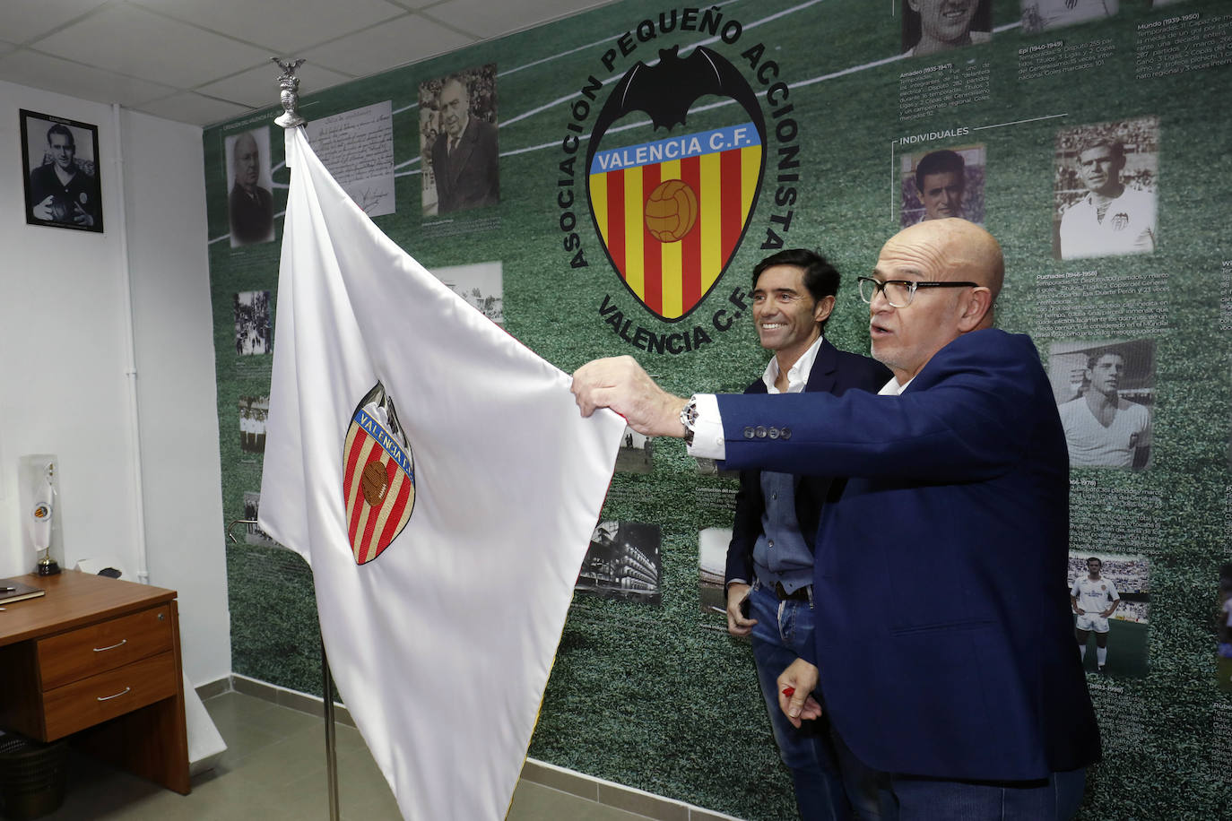 Fotos: Marcelino García Toral recibe la bandera fundacional del Valencia CF