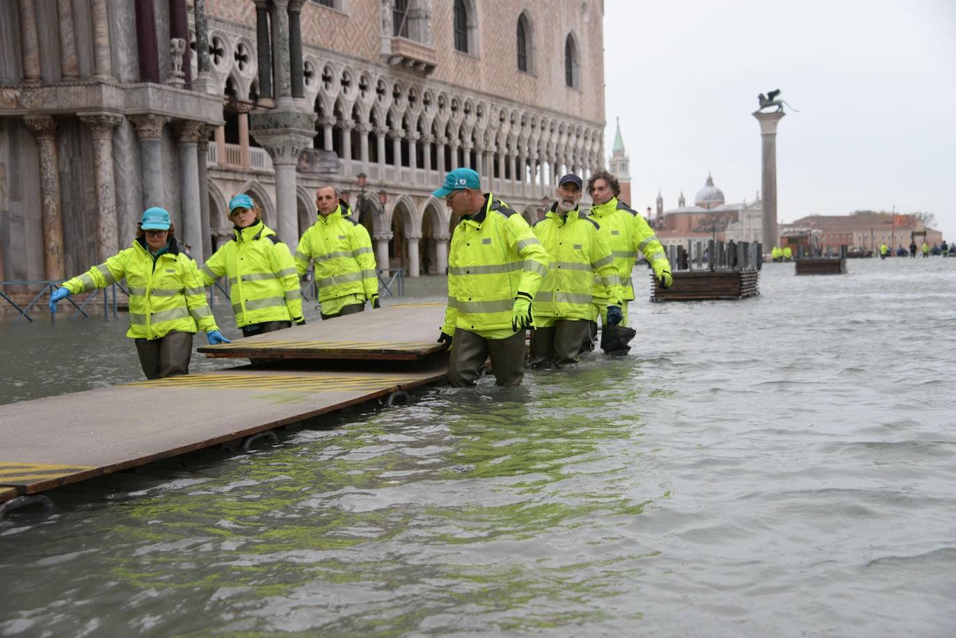 Venecia volvió a sufrir este viernes una gran inundación, después de que el jueves el agua diera algo de tregua, hasta el punto de que el ayuntamiento ha decidido cerrar la emblemática plaza de San Marcos a residentes y turistas. El alcalde de la ciudad de los canales, Luigi Brugnaro, anunció que había decidido cerrar San Marcos por motivos de seguridad, debido al nuevo pico de 154 centímetros que alcanzó a media mañana el «agua alta». Se trata del segundo récord alcanzado esta semana después de la gran inundación de martes, la mayor sufrida por la ciudad en más de medio siglo, con las aguas alcanzando los 187 centímetros.