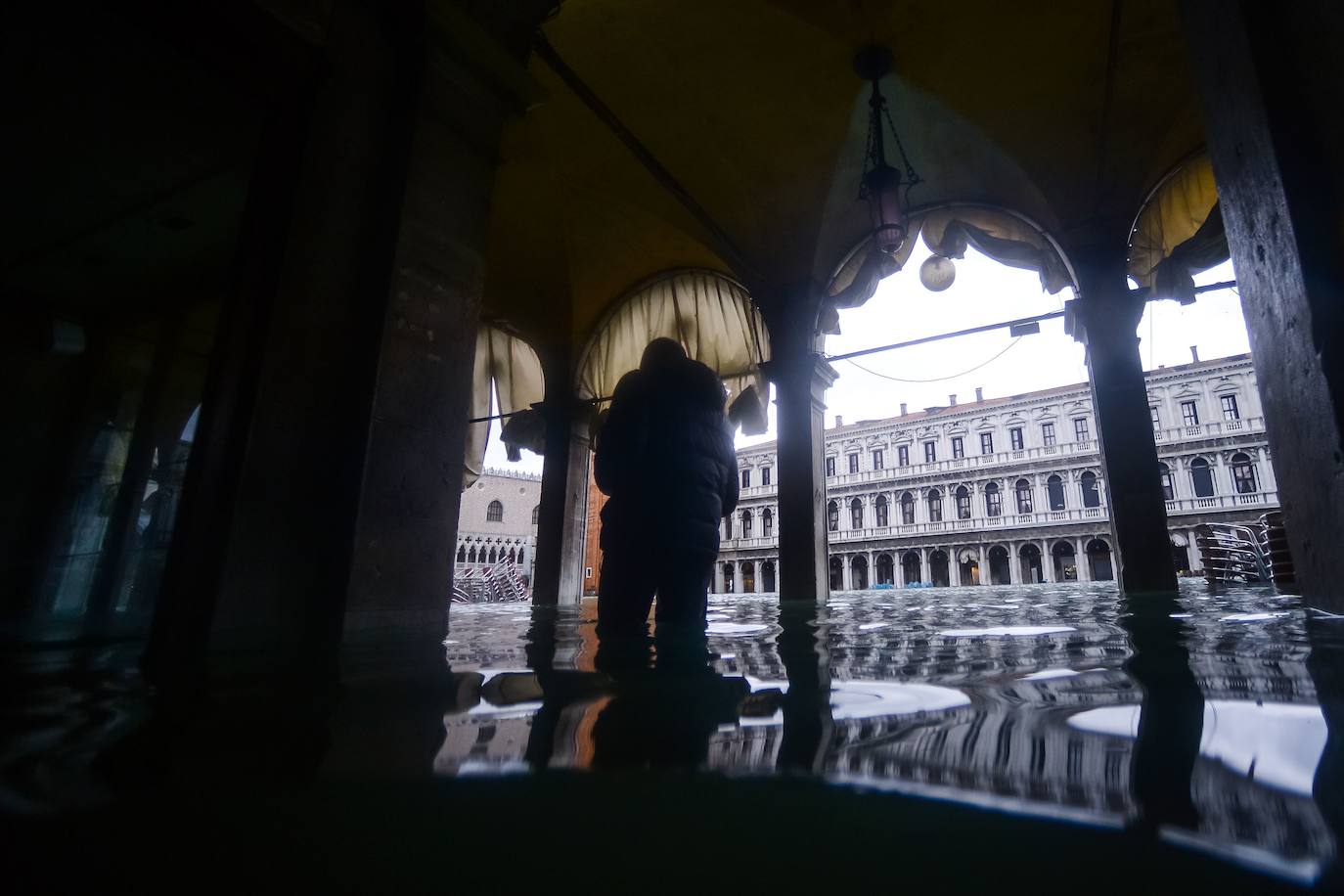 Venecia volvió a sufrir este viernes una gran inundación, después de que el jueves el agua diera algo de tregua, hasta el punto de que el ayuntamiento ha decidido cerrar la emblemática plaza de San Marcos a residentes y turistas. El alcalde de la ciudad de los canales, Luigi Brugnaro, anunció que había decidido cerrar San Marcos por motivos de seguridad, debido al nuevo pico de 154 centímetros que alcanzó a media mañana el «agua alta». Se trata del segundo récord alcanzado esta semana después de la gran inundación de martes, la mayor sufrida por la ciudad en más de medio siglo, con las aguas alcanzando los 187 centímetros.