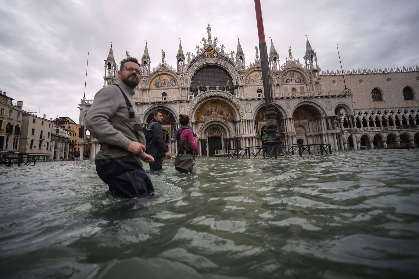 Venecia volvió a sufrir este viernes una gran inundación, después de que el jueves el agua diera algo de tregua, hasta el punto de que el ayuntamiento ha decidido cerrar la emblemática plaza de San Marcos a residentes y turistas. El alcalde de la ciudad de los canales, Luigi Brugnaro, anunció que había decidido cerrar San Marcos por motivos de seguridad, debido al nuevo pico de 154 centímetros que alcanzó a media mañana el «agua alta». Se trata del segundo récord alcanzado esta semana después de la gran inundación de martes, la mayor sufrida por la ciudad en más de medio siglo, con las aguas alcanzando los 187 centímetros.