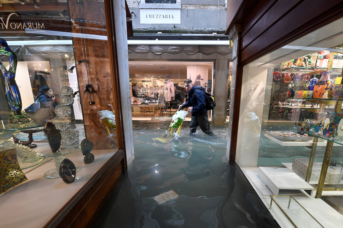 Venecia volvió a sufrir este viernes una gran inundación, después de que el jueves el agua diera algo de tregua, hasta el punto de que el ayuntamiento ha decidido cerrar la emblemática plaza de San Marcos a residentes y turistas. El alcalde de la ciudad de los canales, Luigi Brugnaro, anunció que había decidido cerrar San Marcos por motivos de seguridad, debido al nuevo pico de 154 centímetros que alcanzó a media mañana el «agua alta». Se trata del segundo récord alcanzado esta semana después de la gran inundación de martes, la mayor sufrida por la ciudad en más de medio siglo, con las aguas alcanzando los 187 centímetros.