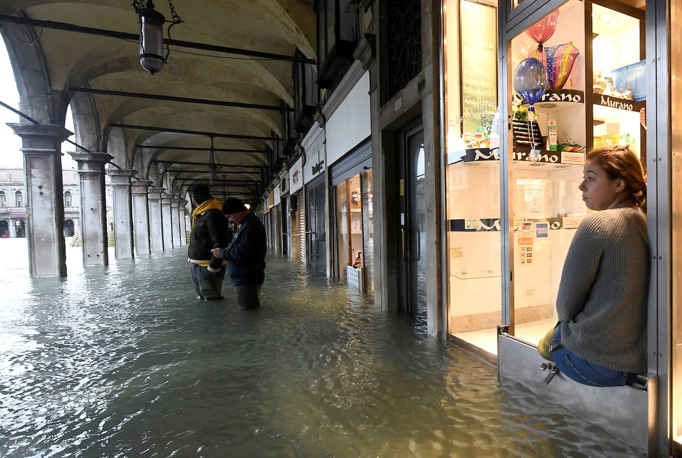 Venecia volvió a sufrir este viernes una gran inundación, después de que el jueves el agua diera algo de tregua, hasta el punto de que el ayuntamiento ha decidido cerrar la emblemática plaza de San Marcos a residentes y turistas. El alcalde de la ciudad de los canales, Luigi Brugnaro, anunció que había decidido cerrar San Marcos por motivos de seguridad, debido al nuevo pico de 154 centímetros que alcanzó a media mañana el «agua alta». Se trata del segundo récord alcanzado esta semana después de la gran inundación de martes, la mayor sufrida por la ciudad en más de medio siglo, con las aguas alcanzando los 187 centímetros.