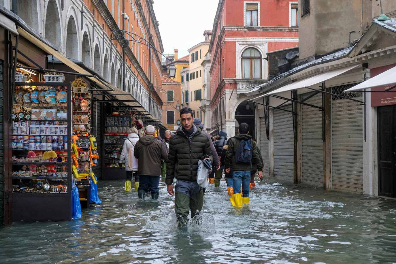 Venecia volvió a sufrir este viernes una gran inundación, después de que el jueves el agua diera algo de tregua, hasta el punto de que el ayuntamiento ha decidido cerrar la emblemática plaza de San Marcos a residentes y turistas. El alcalde de la ciudad de los canales, Luigi Brugnaro, anunció que había decidido cerrar San Marcos por motivos de seguridad, debido al nuevo pico de 154 centímetros que alcanzó a media mañana el «agua alta». Se trata del segundo récord alcanzado esta semana después de la gran inundación de martes, la mayor sufrida por la ciudad en más de medio siglo, con las aguas alcanzando los 187 centímetros.