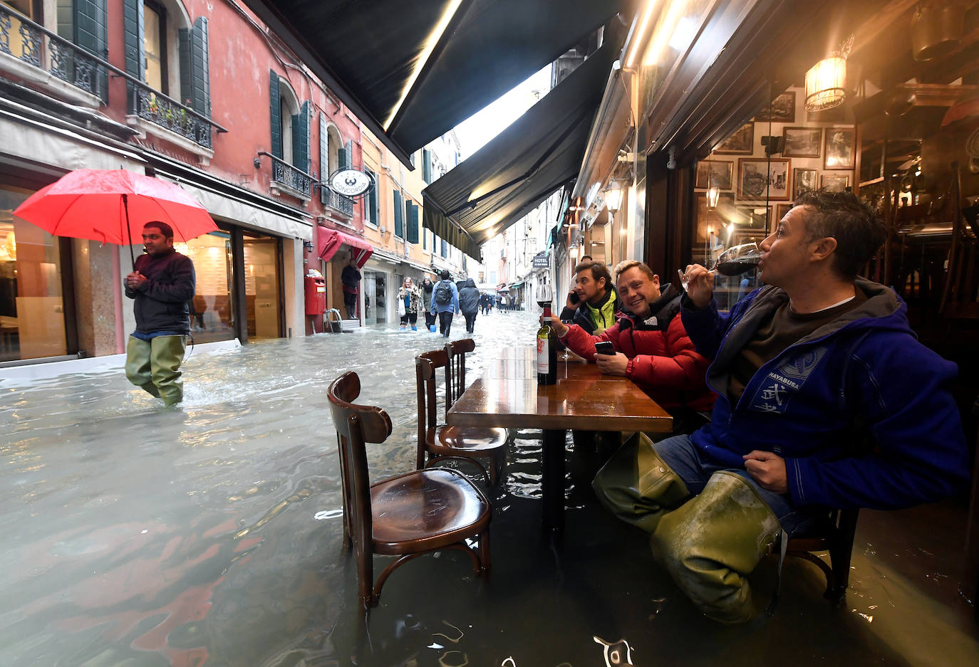 Venecia volvió a sufrir este viernes una gran inundación, después de que el jueves el agua diera algo de tregua, hasta el punto de que el ayuntamiento ha decidido cerrar la emblemática plaza de San Marcos a residentes y turistas. El alcalde de la ciudad de los canales, Luigi Brugnaro, anunció que había decidido cerrar San Marcos por motivos de seguridad, debido al nuevo pico de 154 centímetros que alcanzó a media mañana el «agua alta». Se trata del segundo récord alcanzado esta semana después de la gran inundación de martes, la mayor sufrida por la ciudad en más de medio siglo, con las aguas alcanzando los 187 centímetros.