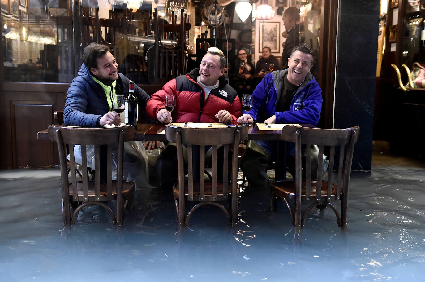 Venecia volvió a sufrir este viernes una gran inundación, después de que el jueves el agua diera algo de tregua, hasta el punto de que el ayuntamiento ha decidido cerrar la emblemática plaza de San Marcos a residentes y turistas. El alcalde de la ciudad de los canales, Luigi Brugnaro, anunció que había decidido cerrar San Marcos por motivos de seguridad, debido al nuevo pico de 154 centímetros que alcanzó a media mañana el «agua alta». Se trata del segundo récord alcanzado esta semana después de la gran inundación de martes, la mayor sufrida por la ciudad en más de medio siglo, con las aguas alcanzando los 187 centímetros.