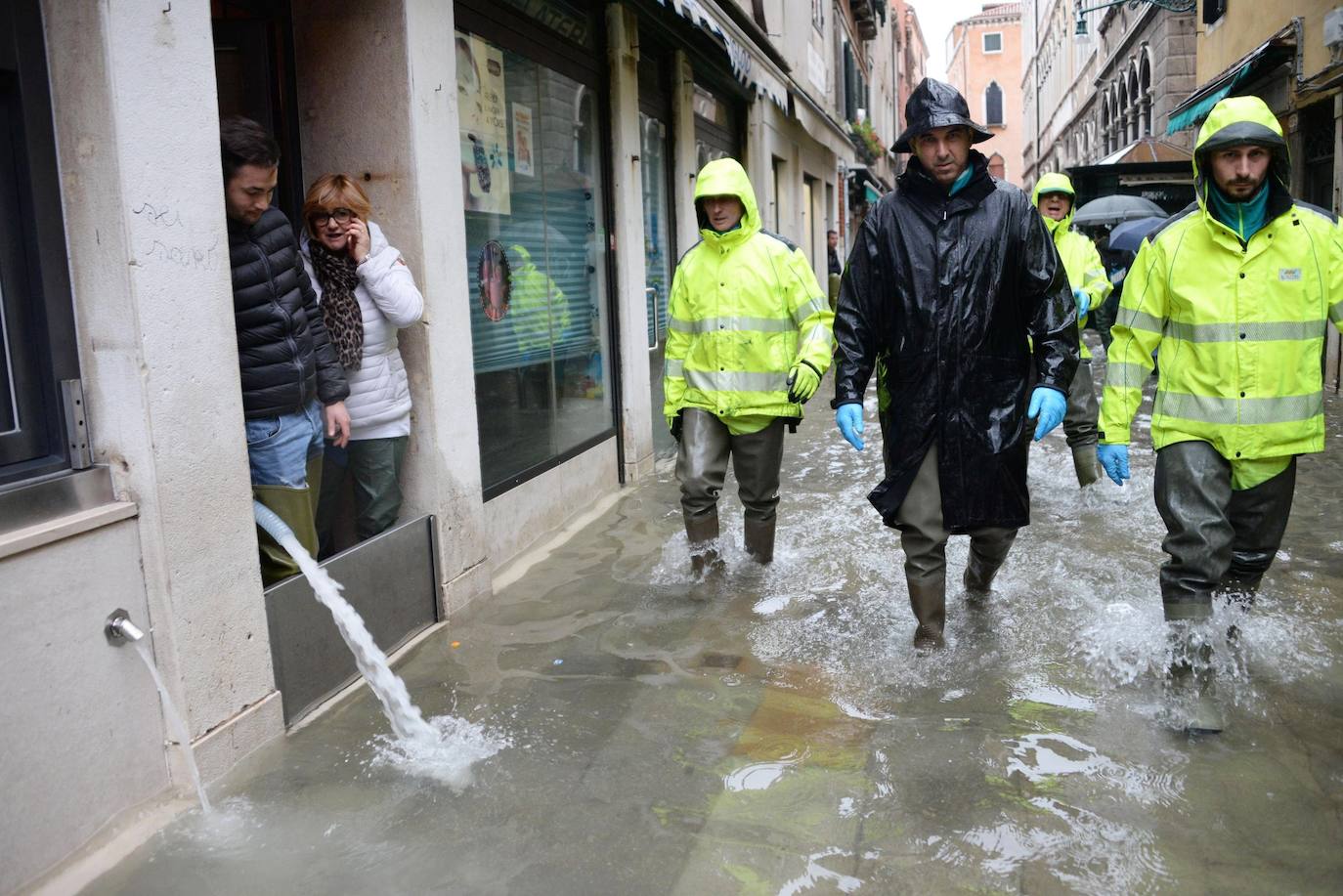 Venecia volvió a sufrir este viernes una gran inundación, después de que el jueves el agua diera algo de tregua, hasta el punto de que el ayuntamiento ha decidido cerrar la emblemática plaza de San Marcos a residentes y turistas. El alcalde de la ciudad de los canales, Luigi Brugnaro, anunció que había decidido cerrar San Marcos por motivos de seguridad, debido al nuevo pico de 154 centímetros que alcanzó a media mañana el «agua alta». Se trata del segundo récord alcanzado esta semana después de la gran inundación de martes, la mayor sufrida por la ciudad en más de medio siglo, con las aguas alcanzando los 187 centímetros.