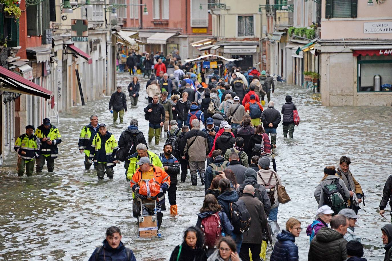 Venecia volvió a sufrir este viernes una gran inundación, después de que el jueves el agua diera algo de tregua, hasta el punto de que el ayuntamiento ha decidido cerrar la emblemática plaza de San Marcos a residentes y turistas. El alcalde de la ciudad de los canales, Luigi Brugnaro, anunció que había decidido cerrar San Marcos por motivos de seguridad, debido al nuevo pico de 154 centímetros que alcanzó a media mañana el «agua alta». Se trata del segundo récord alcanzado esta semana después de la gran inundación de martes, la mayor sufrida por la ciudad en más de medio siglo, con las aguas alcanzando los 187 centímetros.