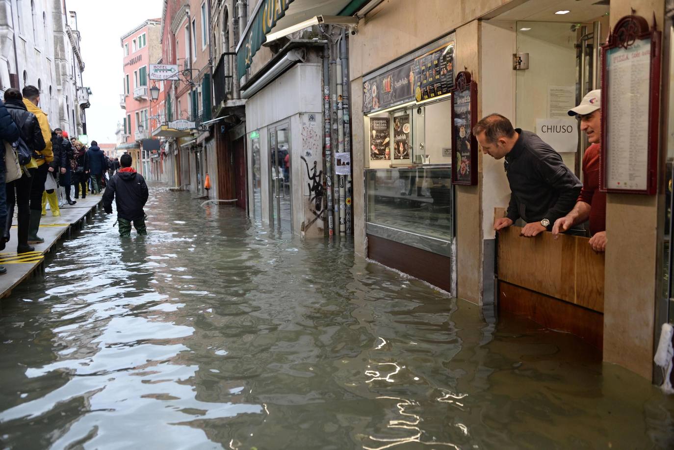 Venecia volvió a sufrir este viernes una gran inundación, después de que el jueves el agua diera algo de tregua, hasta el punto de que el ayuntamiento ha decidido cerrar la emblemática plaza de San Marcos a residentes y turistas. El alcalde de la ciudad de los canales, Luigi Brugnaro, anunció que había decidido cerrar San Marcos por motivos de seguridad, debido al nuevo pico de 154 centímetros que alcanzó a media mañana el «agua alta». Se trata del segundo récord alcanzado esta semana después de la gran inundación de martes, la mayor sufrida por la ciudad en más de medio siglo, con las aguas alcanzando los 187 centímetros.